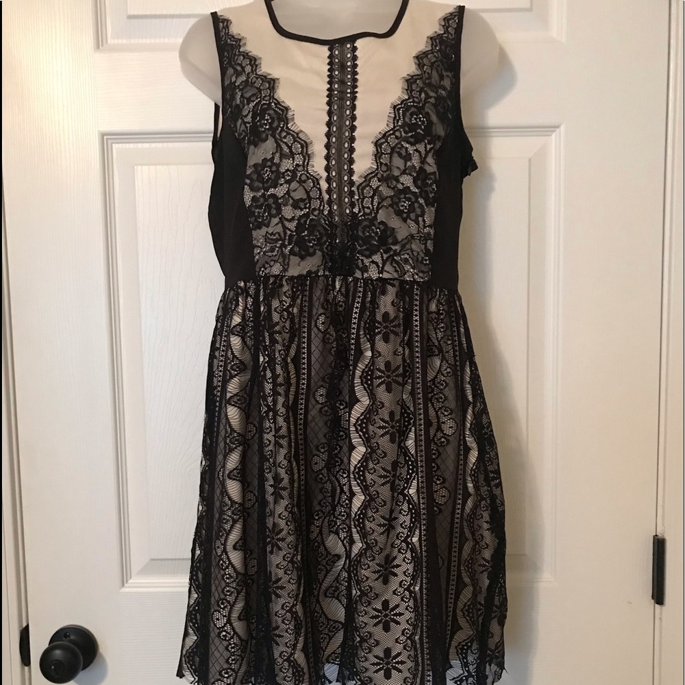 Montea Size M beige & black lace dress